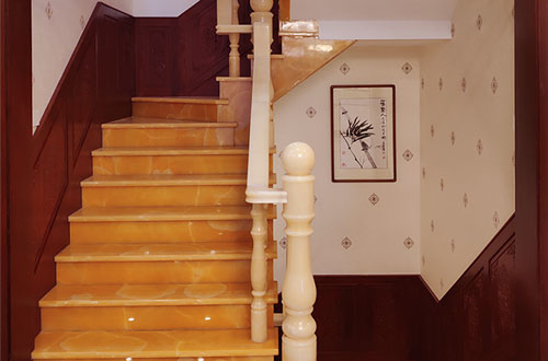 黄陂中式别墅室内汉白玉石楼梯的定制安装装饰效果